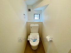 温水洗浄機付トイレです。節水機能もあるので、安心して使えますね。もちろん、1階2階の2ヶ所にトイレがあるので、忙しい朝にもゆとりができますね。