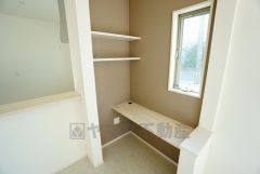 同仕様写真。対面キッチン横にあるスタディーコーナー。キッチンからお子様のお勉強にも目が届きます。