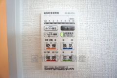 雨の日の洗濯も安心できる浴室暖房乾燥機付き浴室。リモコンで操作もボタン1つで簡単。 浴室暖房乾燥機には、暖房、乾燥、涼風、換気の4つの機能が付いています。タイマー付きです。
