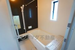 1日の疲れを癒すくつろぎのバスルーム。足を伸ばしてもゆったりと入れるサイズです。お子様と一緒にお風呂に入っても狭くないですね^^