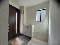 たっぷり収納できるシューズボックスです。家族全員の靴がきれいに整頓できます。棚の上にお花や写真を飾っても良いですね。