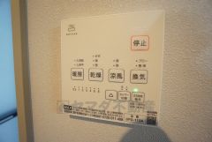 雨の日の洗濯も安心できる浴室暖房乾燥機付き浴室。リモコンで操作もボタン1つで簡単。