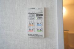 雨の日の洗濯も安心できる浴室暖房乾燥機付き浴室。リモコンで操作もボタン1つで簡単。 浴室暖房乾燥機には、暖房、乾燥、涼風、換気の4つの機能が付いています。タイマー付きです。