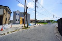 前面道路は6ｍ以上＾＾車をスムーズにお停めできます＾＾ カースペースは3台以上＾＾ご夫婦で車を1台ずつ所有でき便利です＾＾