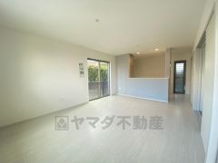対面式キッチンを中心としたリビングダイニングで家族の会話が弾みそうです。