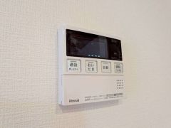キッチン横からお湯張り、追い炊き、足し湯がボタン一つで楽々操作できる給湯機リモコンです＾＾忙しい夕飯の準備の時間帯に重宝しますね。