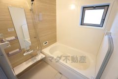 同仕様写真。1日の疲れを癒すくつろぎのバスルーム。足を伸ばしてもゆったりと入れるサイズです。お子様と一緒にお風呂に入っても狭くないですね^^