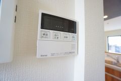 キッチン横に給湯器リモコンを設置していますので、忙しい時間帯でもスイッチ一つでお風呂の用意ができますよ＾＾