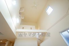 リビング上部は吹き抜けで開放感があります＾＾
