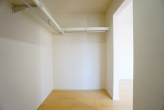 同仕様写真。収納力豊富なウォークインクローゼット付き。洋服や小物などを1箇所にまとめて美しい収納を実現します。
