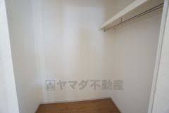 ファミリークローク完備。洋服や小物などを1箇所にまとめて美しい収納を実現します。