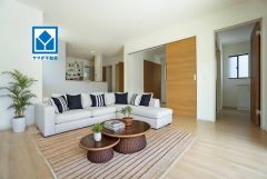 写真の家具・インテリアはイメージCG画像です。家族が集まる開放的なリビング。思い思いの時間を過ごしたり、家族みんなで食事をしたり、素敵な団らんの場になりますね。