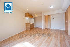 家族が集まる開放的なリビング。思い思いの時間を過ごしたり、家族みんなで食事をしたり、素敵な団らんの場になりますね。