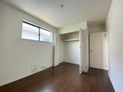 木目調のシンプルデザインで落ち着きと安らぎの空間に仕上げています。各部屋に収納が完備されているので、お荷物が多くなっても安心の設計です。