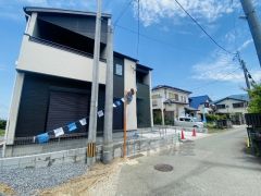 大型車両の通行も少なく静かで快適な生活を送れます＾＾ 前面道路は交通量が少なく小さなお子様がいるご家庭も安心です＾＾