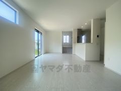 夏は強い日差しをカット、冬は暖かな遮熱高断熱型Low-Eガラスを採用。夏の強い日差しを約60%カットし、冷房効果を高めます。紫外線もカットするため紫外線による日焼けも抑制。