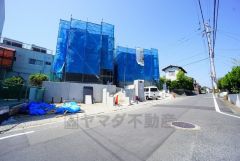 前面道路6ｍ。太宰府ICまで車で約11分。（3.3ｋｍ）遠出のお出かけに便利です。ＪＲ鹿児島本線と西鉄天神大牟田線の2沿線利用可能。通勤通学に便利です＾＾