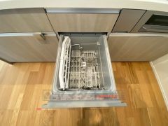 ビルトインタイプで、キッチンと同じカラーにすることにより一体感を持たせることができます。乾燥機能が備わっているため家事の時間が短縮できます。