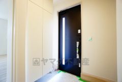 たっぷり収納できるシューズボックスです。家族全員の靴がきれいに整頓できます。棚の上にお花や写真を飾っても良いですね。