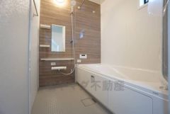 1日の疲れを癒すくつろぎのバスルーム。足を伸ばしてもゆったりと入れるサイズです。お子様と一緒にお風呂に入っても狭くないですね^^