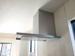 調理により発生する油煙や臭いを吸い込み、屋外へ排気してくれます。