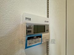 キッチン横からお湯張り、追い炊き、足し湯がボタン一つで楽々操作できる給湯機リモコンです＾＾忙しい夕飯の準備の時間帯に重宝しますね。