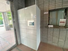 不在時でも荷物が受け取れる宅配ボックス完備。共働きの家庭や外出の多い方に便利。お子様の留守番中も安心ですね＾＾