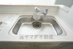 広々とした凸型シンクに洗剤ポケットを標準装備。大きなお鍋など洗いやすいです。洗剤や石鹸、スポンジもすっきりできる収納付き。
