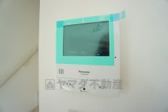 防犯性もばっちり、TVモニター付きインターフォン完備。大きなモニターで玄関先を確認できます。録画機能が付いているので不在時の訪問者も確認できて安心です^^