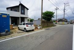 新原駅徒歩4分。コンビニまで徒歩4分。西鉄バス「新原」停まで徒歩4分。カースペースは停めやすい並列駐車2台付き。