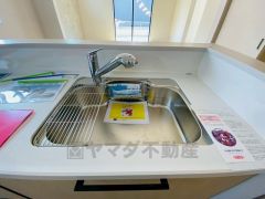 広々とした凸型シンクに洗剤ポケットを標準装備。大きなお鍋など洗いやすいです。洗剤や石鹸、スポンジもすっきりできる収納付き。