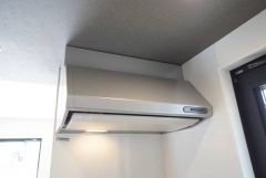 調理により発生する油煙や臭いを吸い込み、屋外へ排気してくれます。