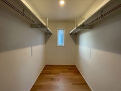 収納力豊富なウォークインクローゼット付き。洋服や小物などを1箇所にまとめて美しい収納を実現します。
