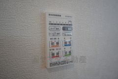 雨の日の洗濯も安心できる浴室暖房乾燥機付き浴室。 浴室暖房乾燥機には、暖房、乾燥、涼風、換気の4つの機能が付いています。タイマー付きです。