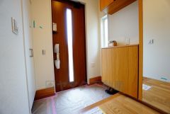 同仕様写真。たっぷり収納できるシューズボックスです。家族全員の靴がきれいに整頓できます。棚の上にお花や写真を飾っても良いですね。