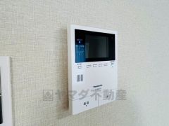 防犯性もばっちり、TVモニター付きインターフォン完備。大きなモニターで玄関先を確認できます。録画機能が付いているので不在時の訪問者も確認できて安心です^^