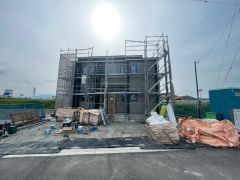 駐車スペースはゆとりある5台分を確保。マイカー用に、お客さま用に、余裕を持ってご利用いただけます。