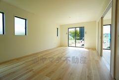 大きな窓のあるリビングは、陽光あふれる明るい空間です。居心地良く、ご家族皆がゆったり寛げる憩いの空間となりそうです。