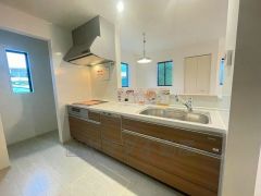 対面式カウンターキッチンでお子様の様子が見守れます。カウンタートップは耐熱性に優れており、日ごろのお掃除もふき取るだけでＯＫ。ステンレスシンクも簡単にお掃除できますよ。