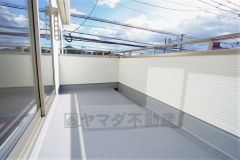 同仕様写真。幅広のインナーバルコニーは洗濯物を守りやすく、眩しすぎる日差しも和らげます。 日当たり良好です。お洗濯物も気持ちよく干せそうです。