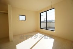 2面採光を確保した明るい室内は、風通しも良く、大変居心地の良い空間となっております。爽やかな風を感じて起きる朝は、快適生活の始まりに。