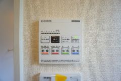 雨の日の洗濯も安心できる浴室暖房乾燥機付き浴室。リモコンで操作もボタン1つで簡単。 浴室暖房乾燥機には、暖房、乾燥、涼風、換気の4つの機能が付いています。タイマー付きです。