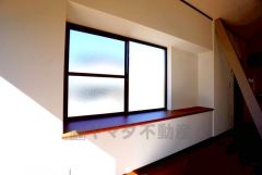 リビングの出窓はちょっとしたディスプレイスペースや植物置きにも利用でき、リビング全体に柔らかな日差しが広がります。