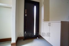 たっぷり収納できるシューズボックスです。家族全員の靴がきれいに整頓できます。棚の上にお花や写真を飾っても良いですね。