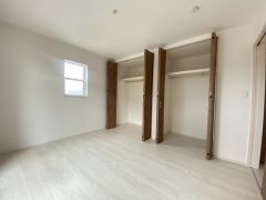 主寝室としてお使いいただけそうなこちらのお部屋は、日当たりが良く、爽やかな風を感じて起きる朝は、快適生活の始まりに。