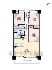 3LDK全居室収納付き。大きな窓のあるリビングは、陽光あふれる明るい空間です。居心地良く、ご家族皆がゆったり寛げる憩いの空間となりそうです。