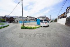 前面道路は公道北側約6.3ｍ。東側約5.1ｍ。全2区画の新築戸建が新登場です。道幅が広く、車通勤の方や買い物などでの車の出し入れも楽々できて嬉しいですね。