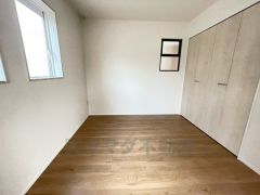 木目調のシンプルデザインで落ち着きと安らぎの空間に仕上げています。各部屋に収納が完備されているので、お荷物が多くなっても安心の設計です。