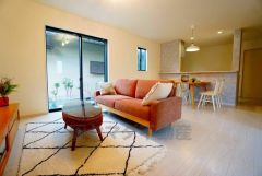 家族が集まる開放的なリビング。約17帖の大空間で毎日のお食事が楽しみです＾＾思い思いの時間を過ごしたり、家族みんなで食事をしたり、素敵な団らんの場になりますね。