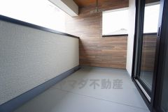 幅広のインナーバルコニーは洗濯物を守りやすく、眩しすぎる日差しも和らげます。